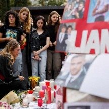 Psicólogos defendem importância de validar experiência de luto entre fãs que perdem ídolo - OSCAR DEL POZO/AFP