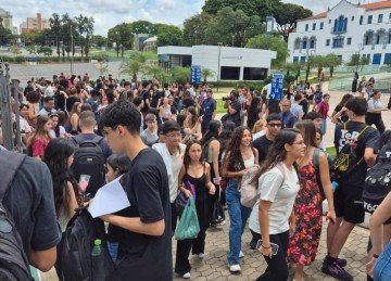 Estudantes chegam na PUC Coração Eucarístico para o primeiro dia de provas do Enem 2024 -  (crédito: Jair Amaral/EM DA Press)