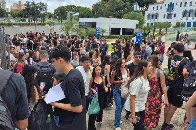 Estudantes chegam na PUC Coração Eucarístico para o primeiro dia de provas do Enem 2024 -  (crédito: Jair Amaral/EM DA Press)