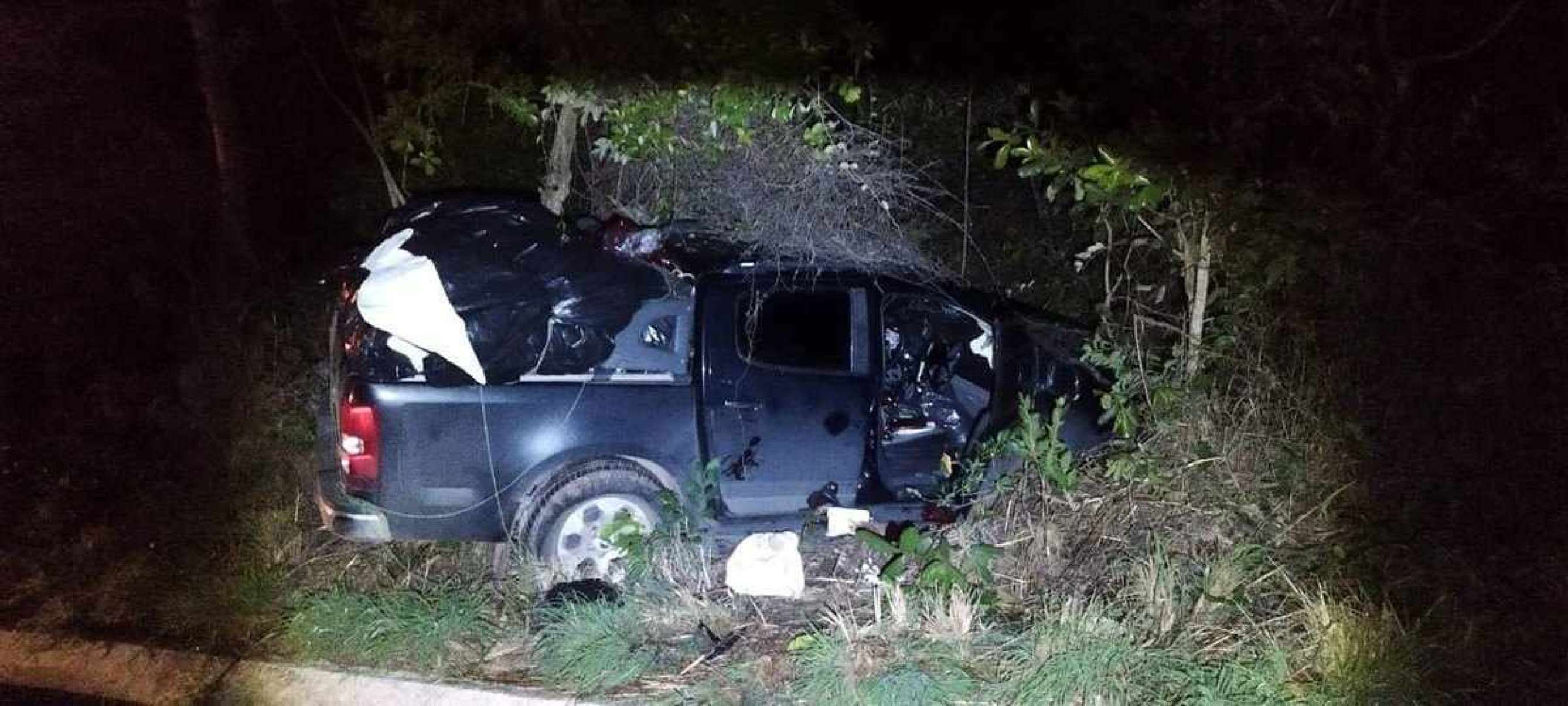 Motorista perde o controle de caminhonete sob chuva e morre em batida