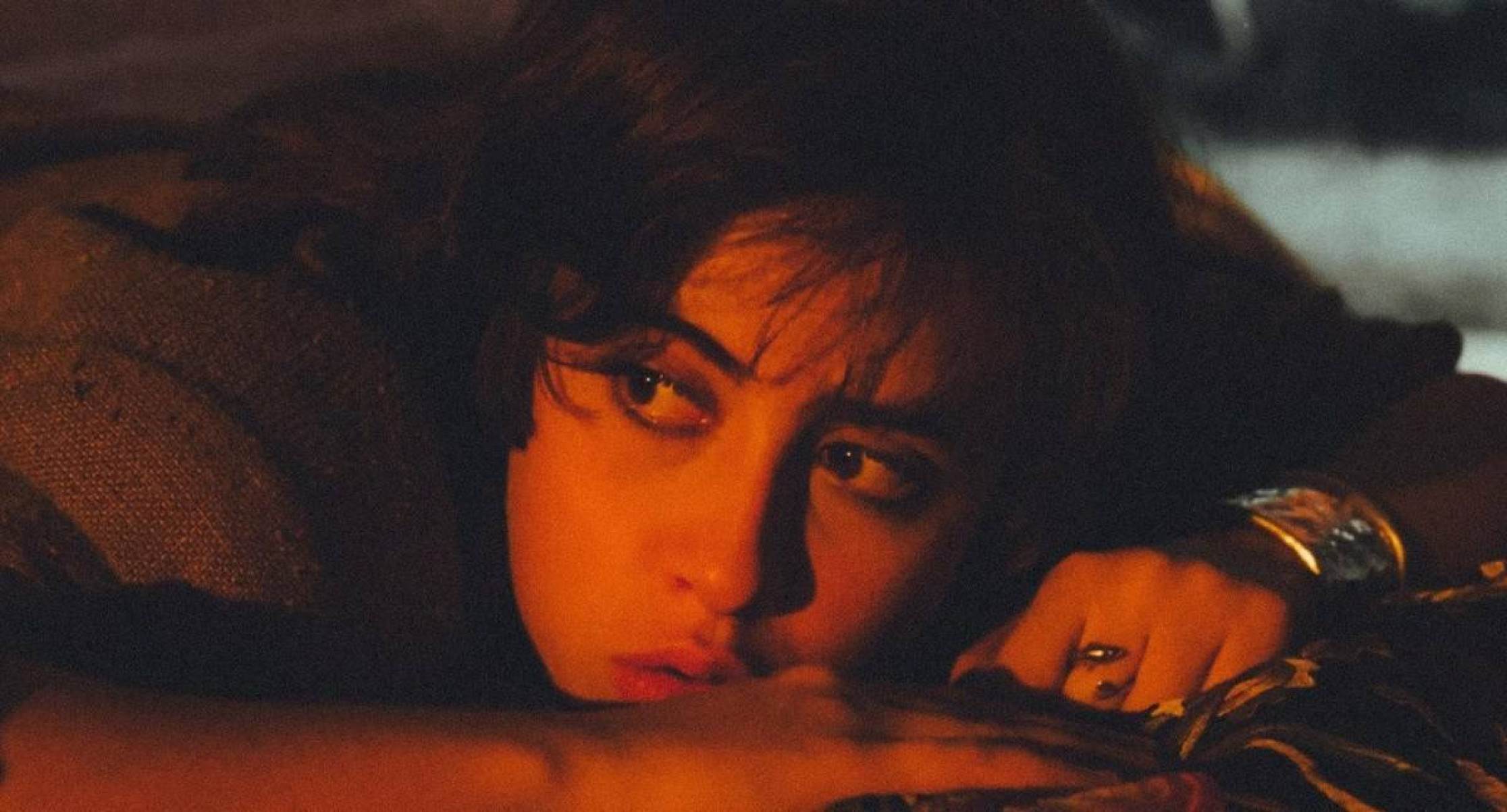 Fernanda Torres olha para o lado em cena do filme Eu sei que vou te amar