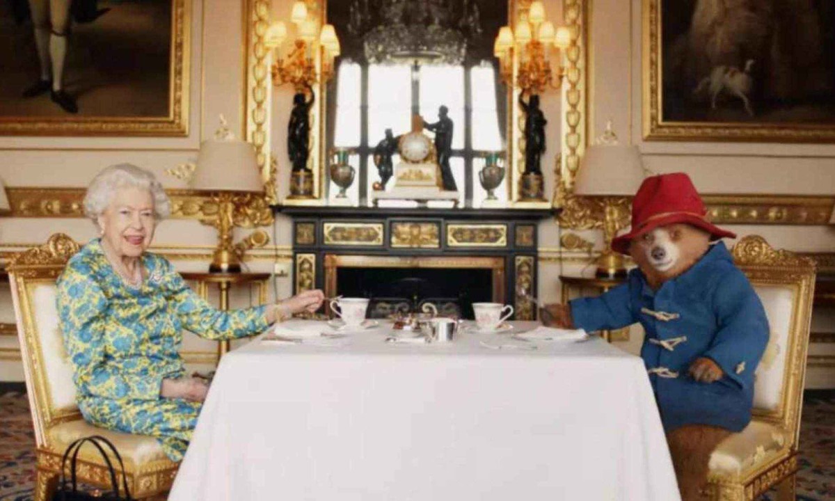 Elizabeth II tomou chá com urso Paddington em 2022, meses antes de sua morte -  (crédito: Divulgação / Família Real)