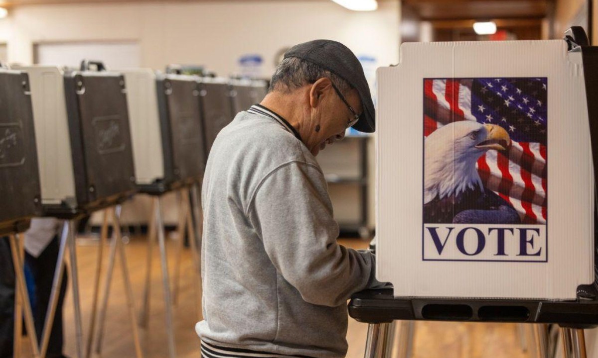 Eleitor vota em um dos locais que recebe votação antecipada, na Carolina do Norte -  (crédito: Getty Images)