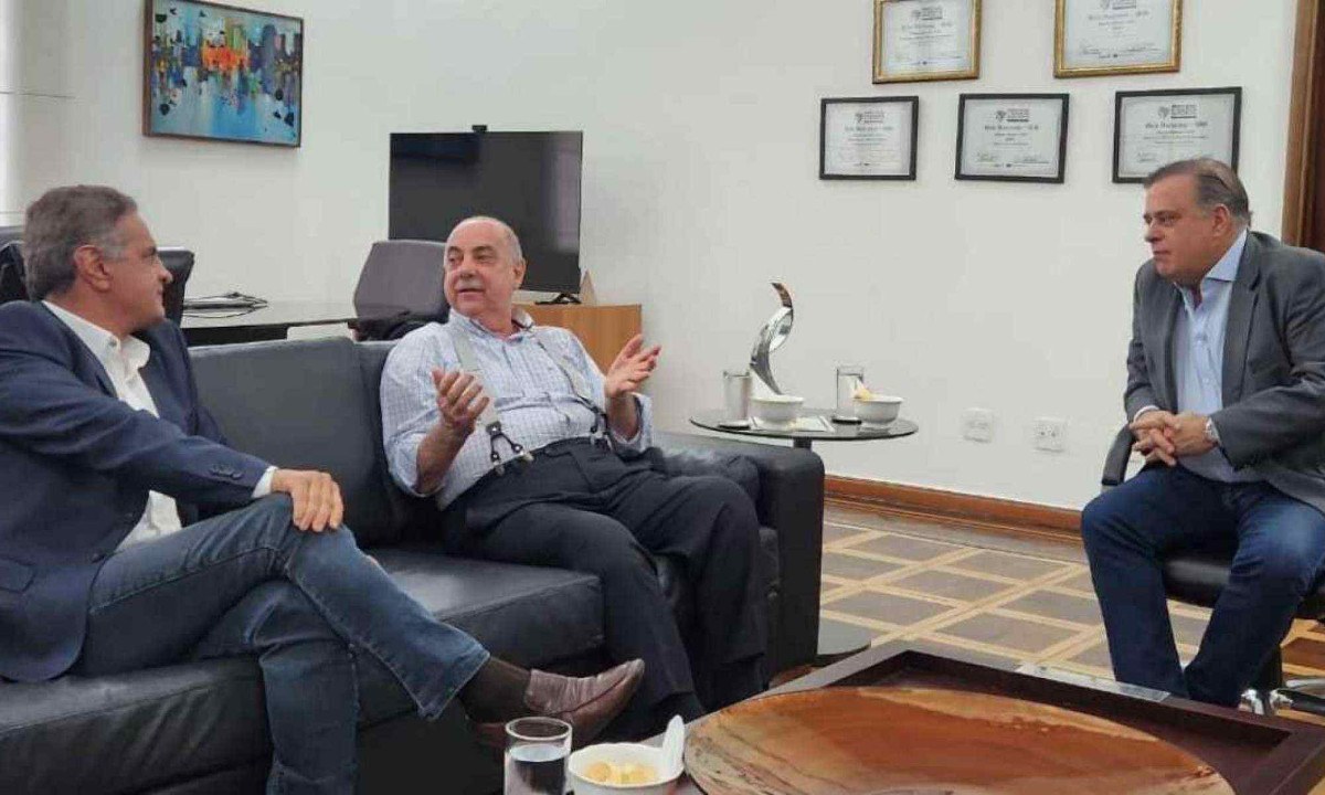 Aécio Neves, Fuad Noman e Paulo Abi Ackel durante conversa na PBH -  (crédito: Rodrigo Clemente/PBH)