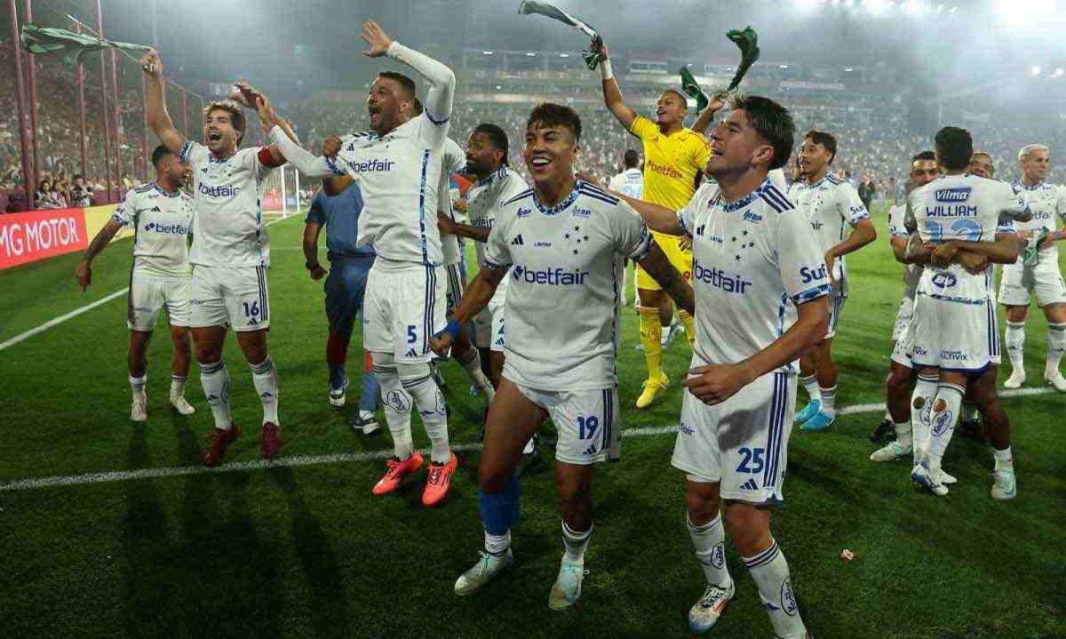 Jogadores do Cruzeiro comemoram a vitória sobre o Lanús-ARG e a classificação do time para a final da Copa Sul-Americana, diante do Racing -  (crédito: ALEJANDRO PAGNI / AFP)