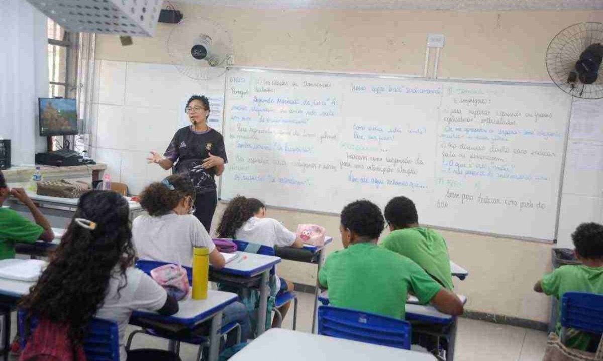 Na foto, a professora Vanessa Cristina, que leciona língua portuguesa e literatura na Escola Municipal Carolina Maria de Jesus, que tem projeto pedagógico inspirado na vida da escritora