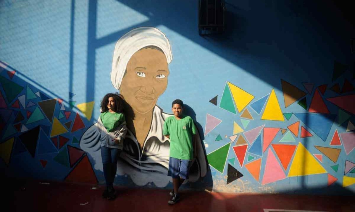 Na foto, Vitória Sales, de 11 anos, e Davy Miguel de Oliveira, de 12 anos, alunos da Escola Municipal Carolina Maria de Jesus, que tem projeto pedagógico inspirado na vida da escritora