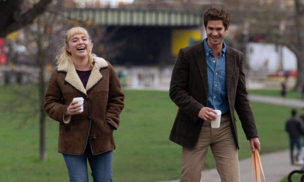 
Florence Pugh e Andrew Garfield vivem chef de cozinha e executivo apaixonados em "Todo tempo que temos" -  (crédito: Film4/reprodução)