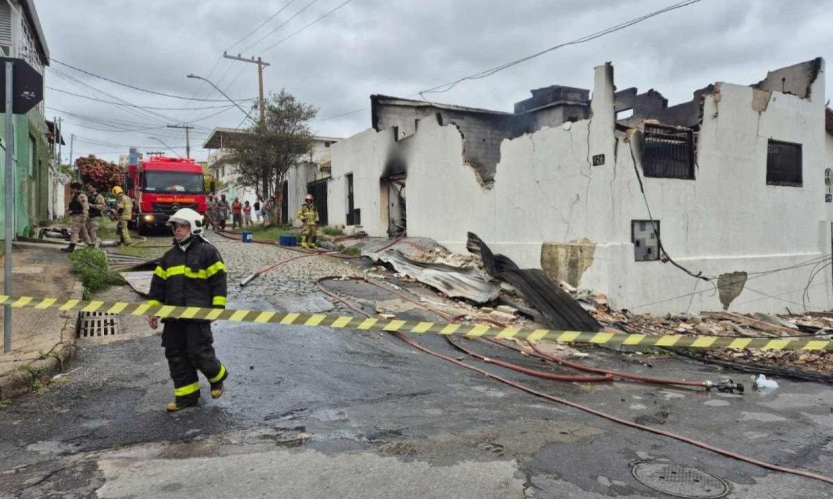 Incêndio de grandes proporções atingiu loja de eletrônicos no bairro Esplanada, Região Leste de BH -  (crédito: Jair Amara//EM/D.A Press)