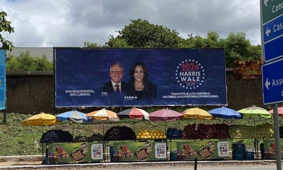 Outdoors em apoio a Kamala Harris e Donald Trum foram espalhados pela cidade -  (crédito: Reprodução/Redes sociais)