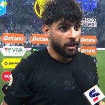 Atacante do Corinthians marcou na vitória contra o Corinhtians e quase se machucou na primeira etapa ao tirar parte do animal do gramado.  -  (crédito: Foto: Reprodução/Premiere)