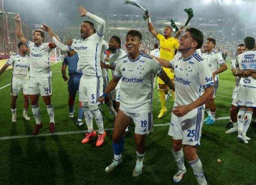 Jogadores do Cruzeiro comemoram a vitória sobre o Lanús-ARG e a classificação do time para a final da Copa Sul-Americana, diante do Racing -  (crédito: ALEJANDRO PAGNI / AFP)