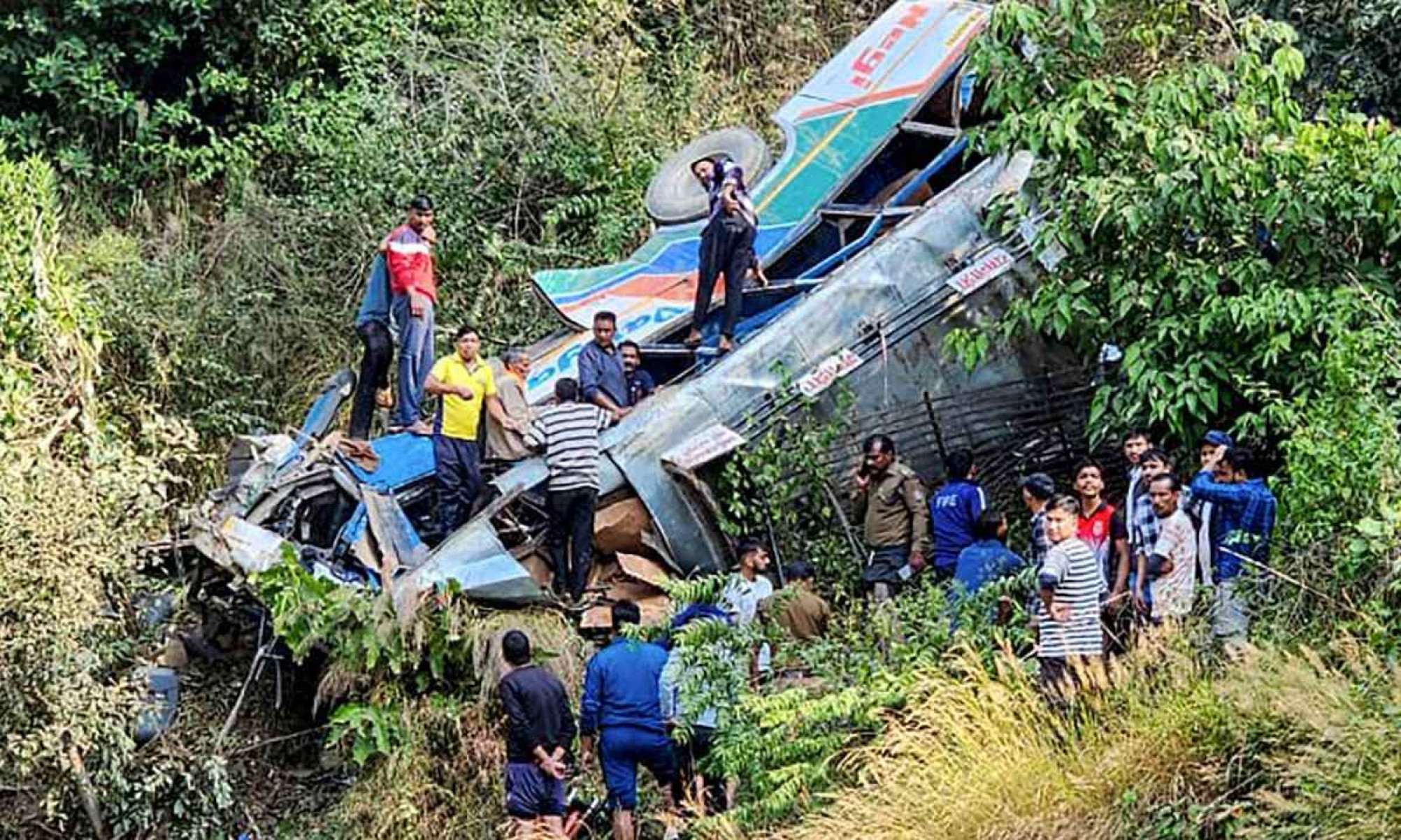 Ônibus caiu em um rio em uma ravina profunda do Himalaia,  na Índia, em local de acesso difícil, e matou pelo menos 36 ocupantes -  (crédito: Department of Information and Public Relations (DIPR) Uttarakhand / AFP)