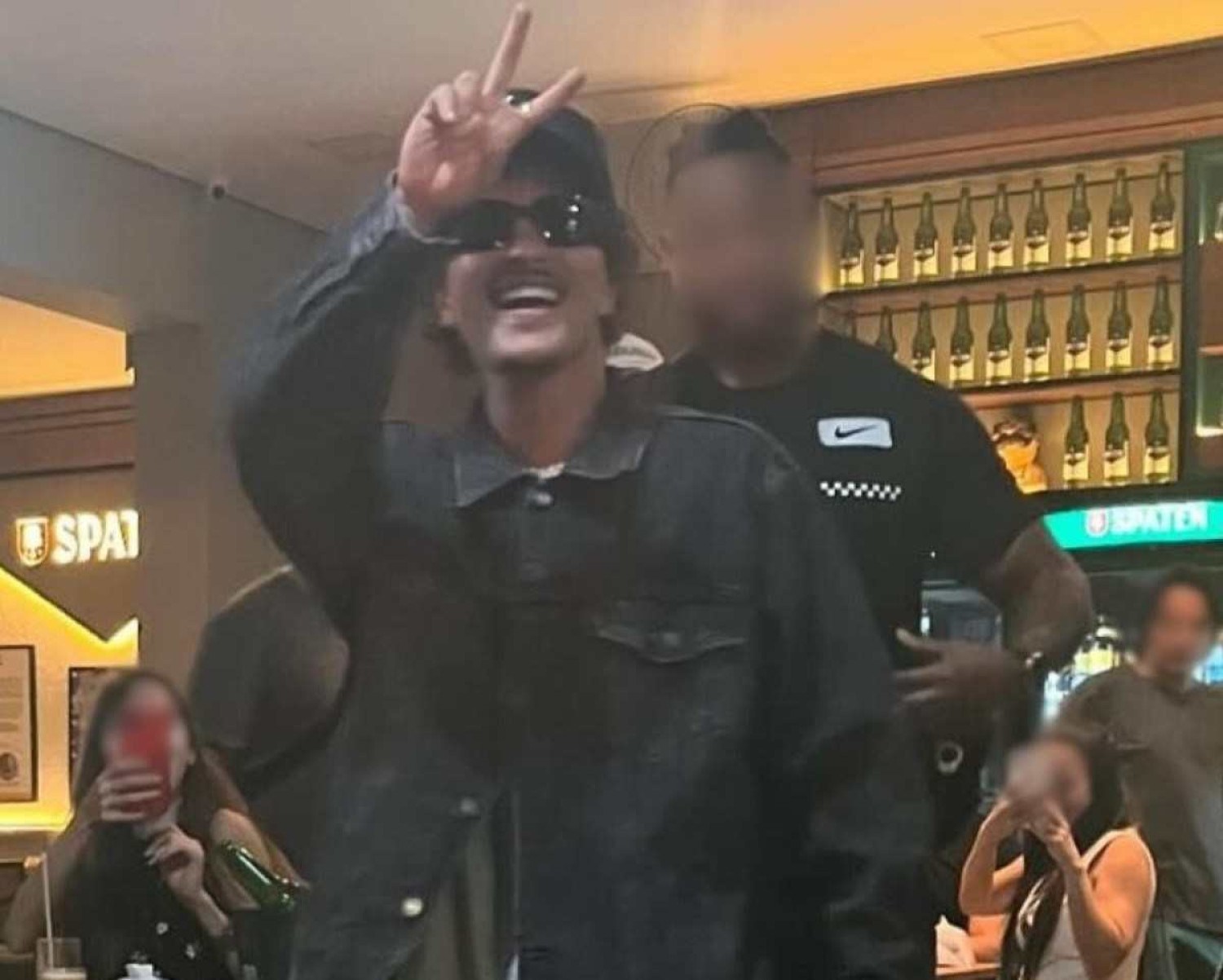 Bruno Mars deixa o Bar Tizé, em Belo Horizonte