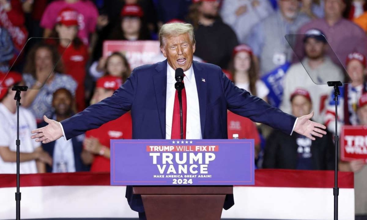  Former US President and Republican presidential candidate Donald Trump speaks during a campaign rally at Van Andel Arena in Grand Rapids, Michigan on November 5, 2024. (Photo by KAMIL KRZACZYNSKI / AFP)
       -  (crédito:  AFP)