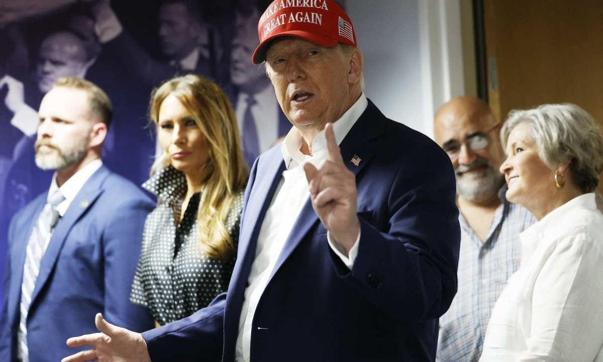  WEST PALM BEACH, FLORIDA - NOVEMBER 05: Republican presidential nominee former President Donald Trump thanks his staff at his campaign headquarters on Election Day, November 05, 2024 in West Palm Beach, Florida. Trump and his wife Melania Trump cast their votes at a polling place in the Morton and Barbara Mandel Recreation Center earlier in the day.   Chip Somodevilla/Getty Images/AFP (Photo by CHIP SOMODEVILLA / GETTY IMAGES NORTH AMERICA / Getty Images via AFP)
       -  (crédito: Getty Images via AFP)