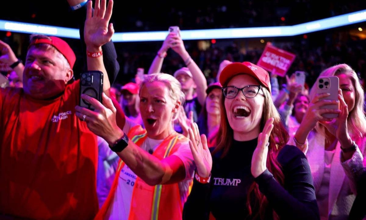 Eleitores de Trump antes das eleições desta terça-feira -  (crédito: CHIP SOMODEVILLA/AFP)