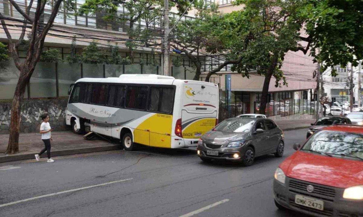 Micro-ônibus atingiu muro da sede da Receita Federal em Belo Horizonte na tarde desta terça-feira (5/11) -  (crédito: Túlio Santos/EM/D.A Press)