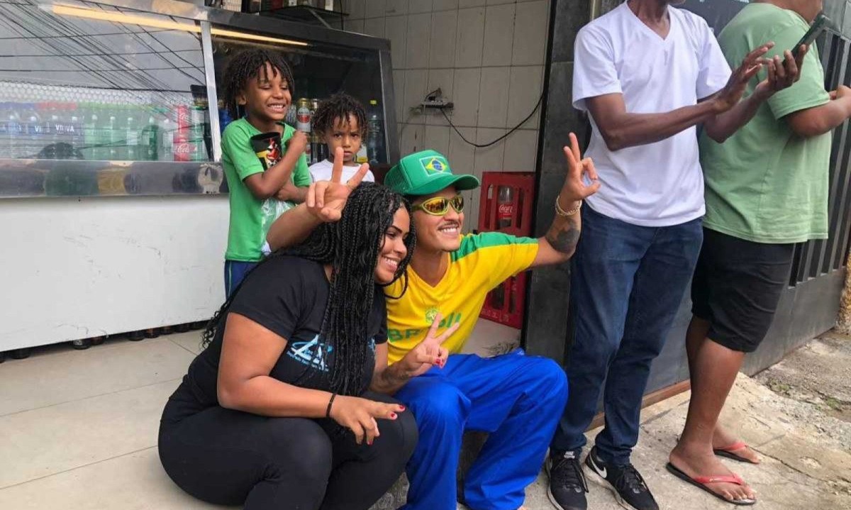 Bruno Mars tira foto com f&atilde;s no bairro Cachoeirinha, em BH -  (crédito: Arquivo Pessoal/Reprodu&ccedil;&atilde;o)