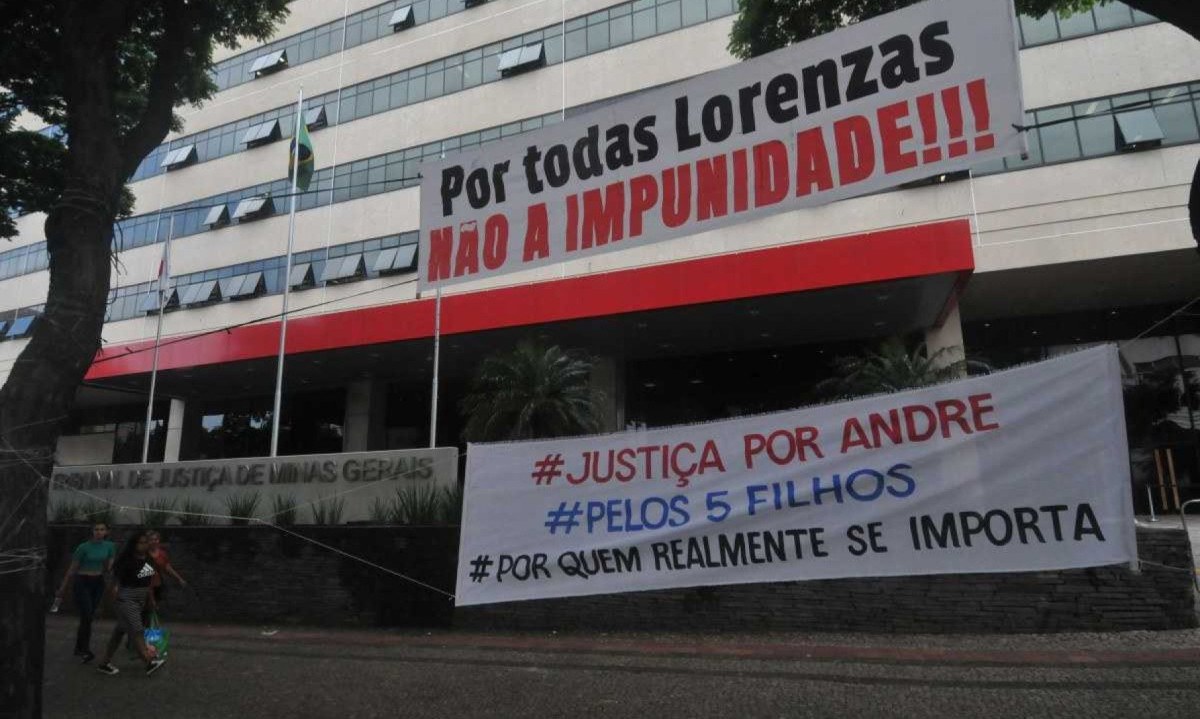 Faixas foram colocadas na fachada do prédio do TJMG no Bairro Cruzeiro, na Região Centro-Sul de BH, pedindo Justiça
       -  (crédito: Leandro Couri/EM/D.A Press - 29/03/2023)