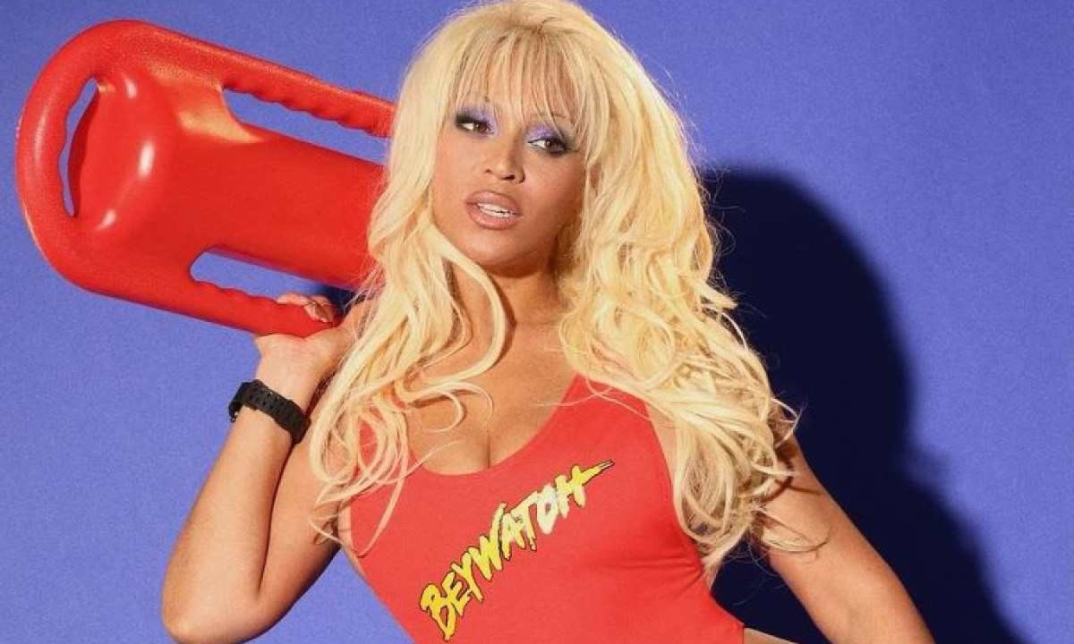 Beyoncé se veste de C. J. Parker, personagem de Pamela Anderson em 'Baywatch'  -  (crédito: Reprodução)