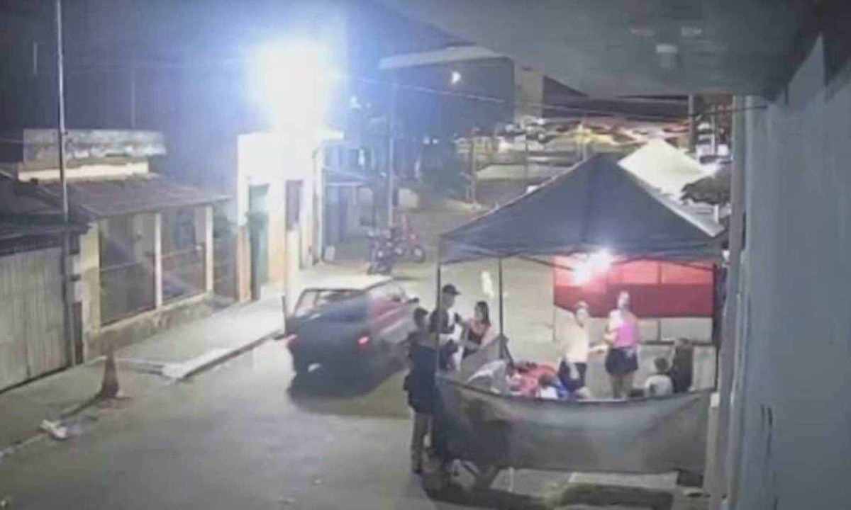 M&atilde;e e filha de 1 ano s&atilde;o atropeladas, e motorista foge sem prestar socorro no Centro-Oeste de Minas
 -  (crédito: TV Alterosa/Reprodu&ccedil;&atilde;o)
