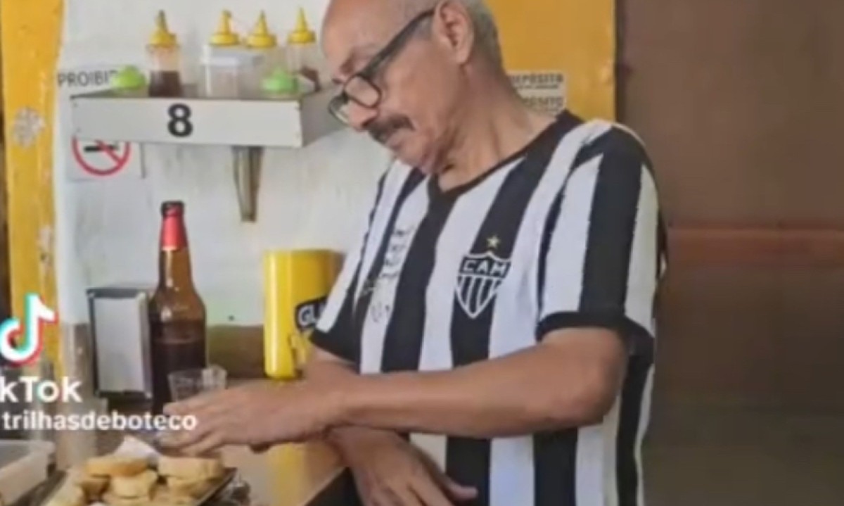 Atleticano viraliza cantando hits dos anos 1970 em bar raiz de Montes Claros -  (crédito: Foto: Reprodu&ccedil;&atilde;o/TikTok)