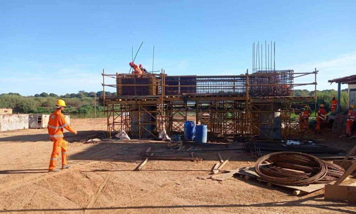 Licitação de obras de ponte sobre o Rio Sao Francisco foi vencida por consórcio com participação argentina -  (crédito: DER MG/divulgação)