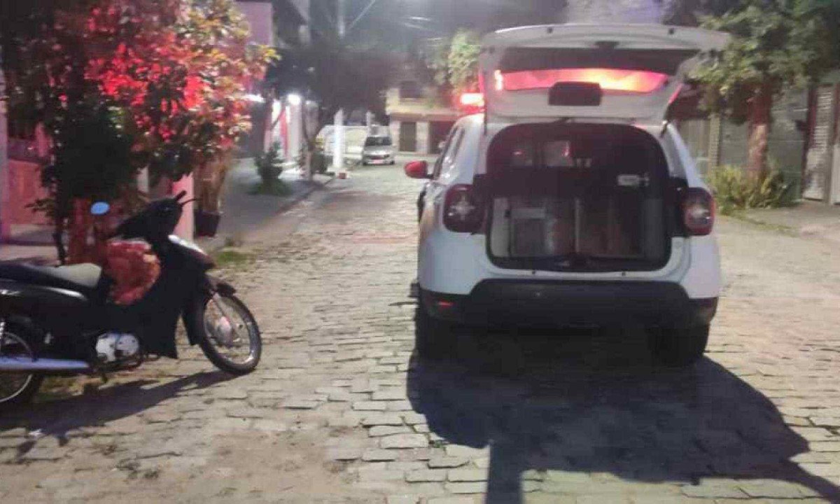 Filho de proprietária da moto havia estacionado veículo em rua próxima ao local onde suspeito de furto foi abordado -  (crédito: PMMG/Divulgação)