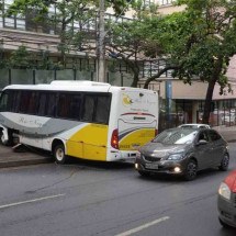 BH: micro-ônibus perde controle e atinge muro de prédio da Receita Federal - Túlio Santos/EM/D.A Press