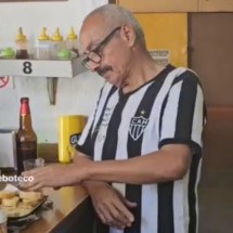 Atleticano viraliza cantando hits dos anos 1970 em bar de Montes Claros