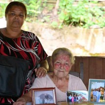 Silvana e maria mantêm documentos e fotos em uma bolsa pronta para eventual fuga