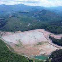  vista do reservatório, que está em processo de descomissionamento: ansiedade é constante para as famílias que moram na zona de autossalvamento, abaixo da estrutura