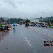 Motorista sem cinto de segurança morre em engavetamento na BR-265 - PMRv/Divulgação