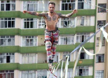 Erick Augusto cruzou os 70m que separam dois edifícios no Centro de BH, parceria do Coletivo Highline Feelings com o Cura -  (crédito: divulgação)