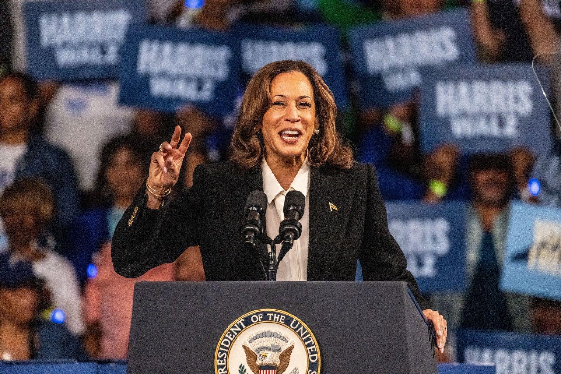 Por que Kamala Harris não destaca que pode se tornar primeira mulher eleita presidente dos EUA