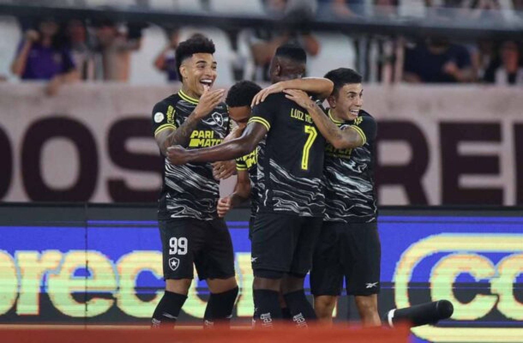 Botafogo passa o trator, vence o Vasco e dispara na liderança do Brasileirão