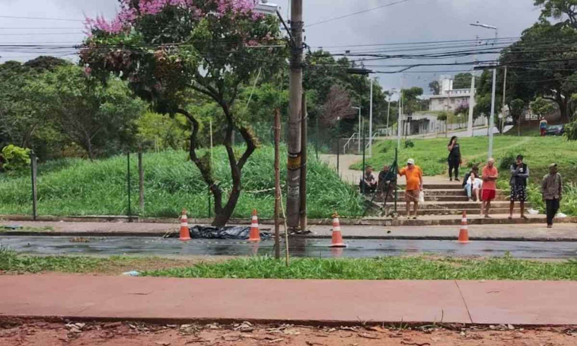 Motociclista sem capacete e sem habilitação bate em poste e morre em BH