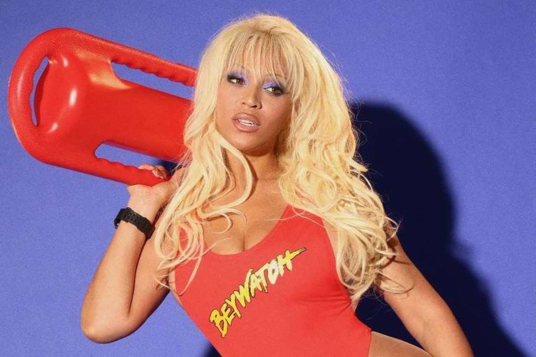 Beyoncé se veste de Pamela Anderson e pede votos para Kamala