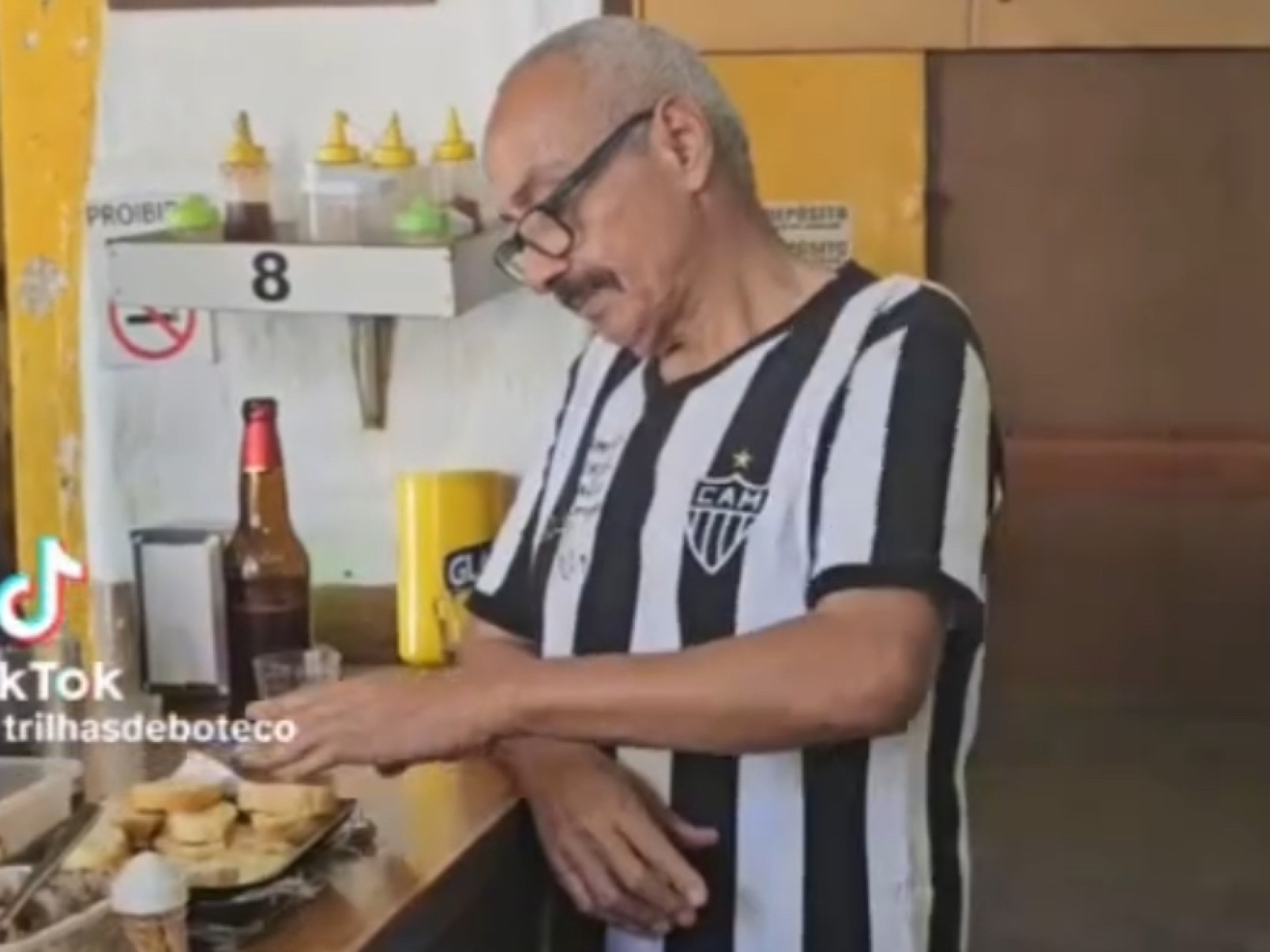 Atleticano viraliza cantando hits dos anos 1970 em bar de Montes Claros