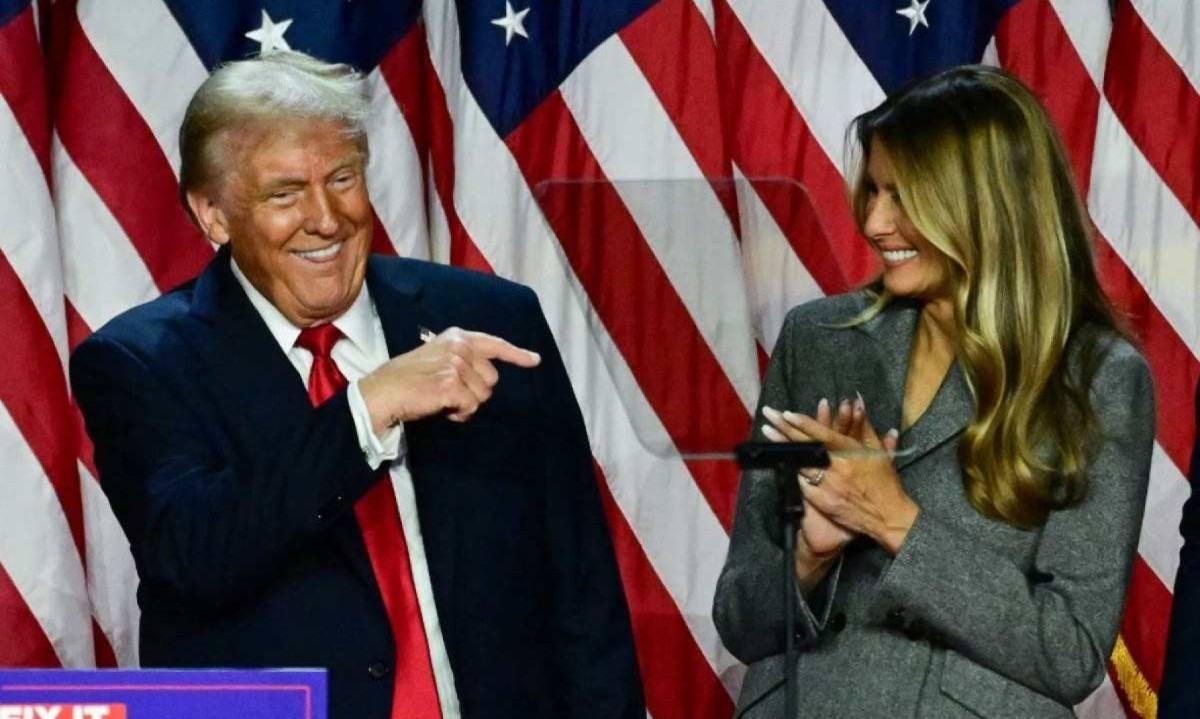  Donald Trump aponta para a esposa, Melania Trump, durante evento noturno eleitoral em West Palm Beach, Flórida, no início de 6 de novembro de 2024 -  (crédito: Jim WATSON / AFP)