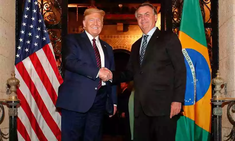 Trump cumprimenta Bolsonaro, em cerimônia em 2020 -  (crédito: Alan Santos/Palácio do Planalto)