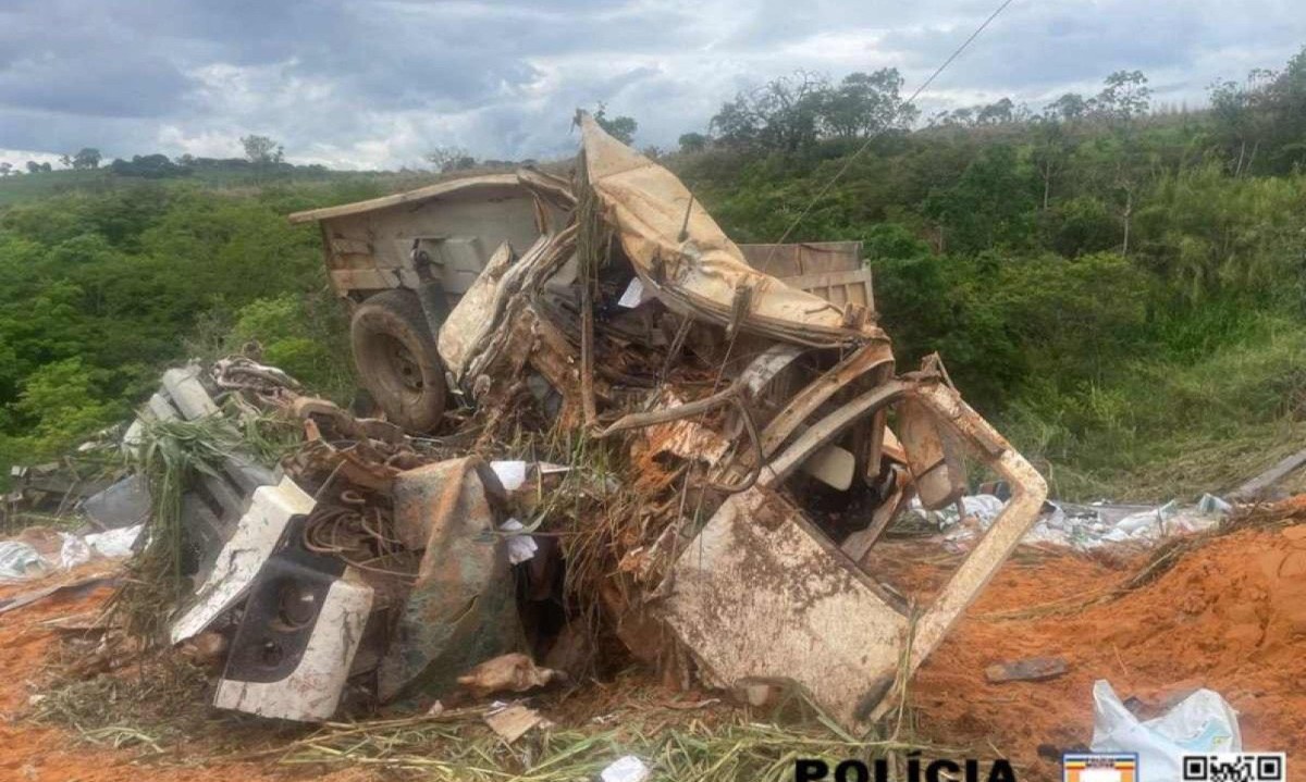 Com a colisão, os dois caminhões foram jogados para uma ribanceira à margem direita da pista da rodovia estadual MGC-354 -  (crédito: PMRv/Divulgação)