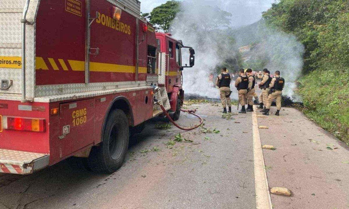PolÃ­cia Militar e Corpo de Bombeiros foram acionados para o local onde moradores protestaram contra acidentes na BR-356 -  (crédito: PMRv/DivulgaÃ§Ã£o)