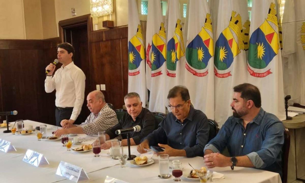 Fuad se reuniu com vereadores eleitos na Prefeitura de BH -  (crédito: JAIR AMARAL/EM/DAPRESS)