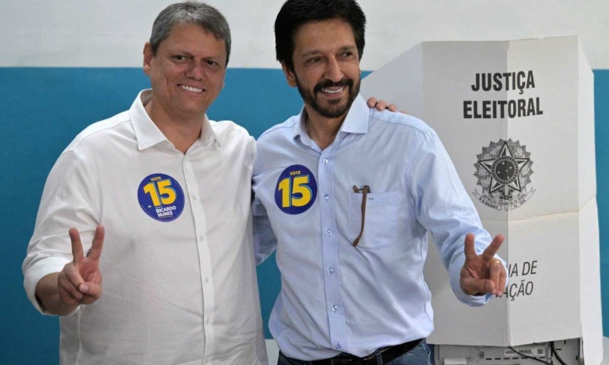Tarcísio de Freitas declarou apoio e fez campanha junto ao prefeito Ricardo Nunes, que foi reeleito por quase 20 pontos percentuais -  (crédito: Nelson ALMEIDA / AFP)