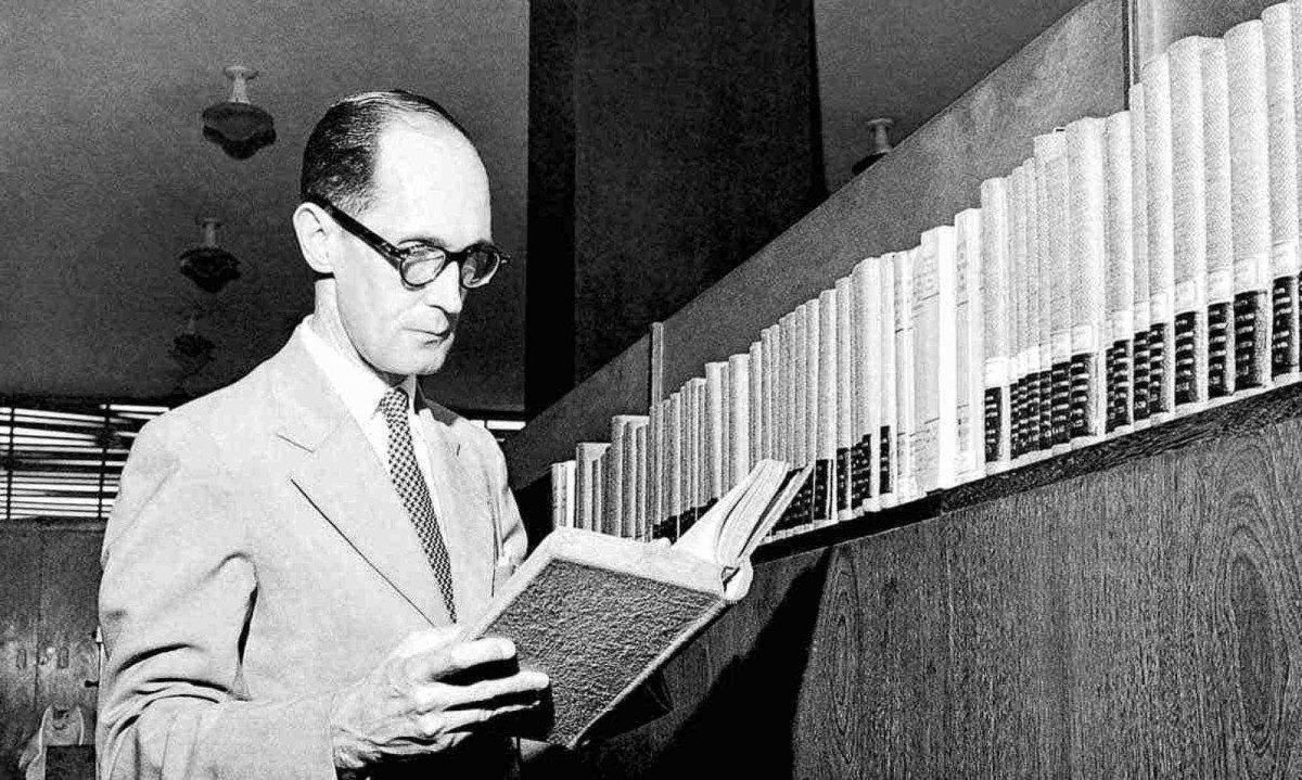 O poeta Carlos Drummond de Andrade sempre manteve relação estreita com o cinema, inclusive escrevendo artigos sobre filmes na imprensa de Belo horizonte -  (crédito: Marcel Gautherot/Acervo IMS)