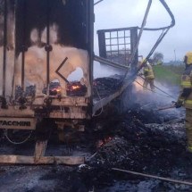 Carreta que transportava linhas para tricô pega fogo e fica totalmente destruída na BR-267, no Sul de Minas -  (crédito: Corpo de Bombeiros/Reprodução)