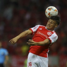  Internacional's Argentine defender Alexandro Bernabei heads the ball during the Copa Sudamericana group stage first leg match between Brazil's Internacional and Bolivia's Real Tomayapo at the Beira-Rio Stadium in Porto Alegre, Brazil, on April 10, 2024. (Photo by SILVIO AVILA / AFP)
     -  (crédito:  AFP via Getty Images)