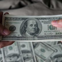 Google erra, mostra dólar acima dos R$ 6 e deixa investidores confusos - Freepik